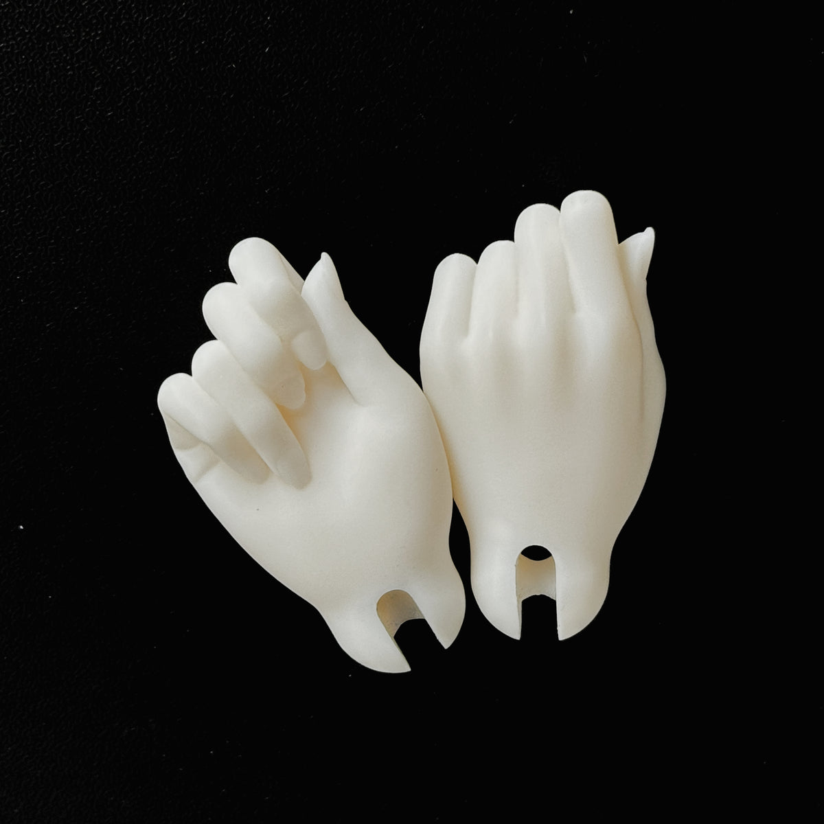 Pair of white resin 1/4 scale BJD doll hands for MDollSchool MSD body